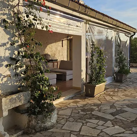 Cristian Вилла *